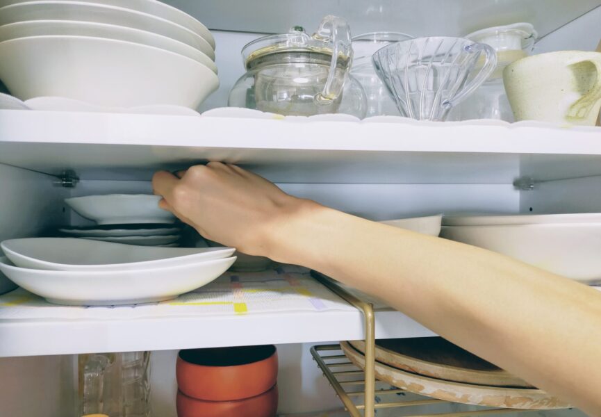 食器上の空間に手が入れば、手前の食器を動かさなくても奥の食器が取り出せる